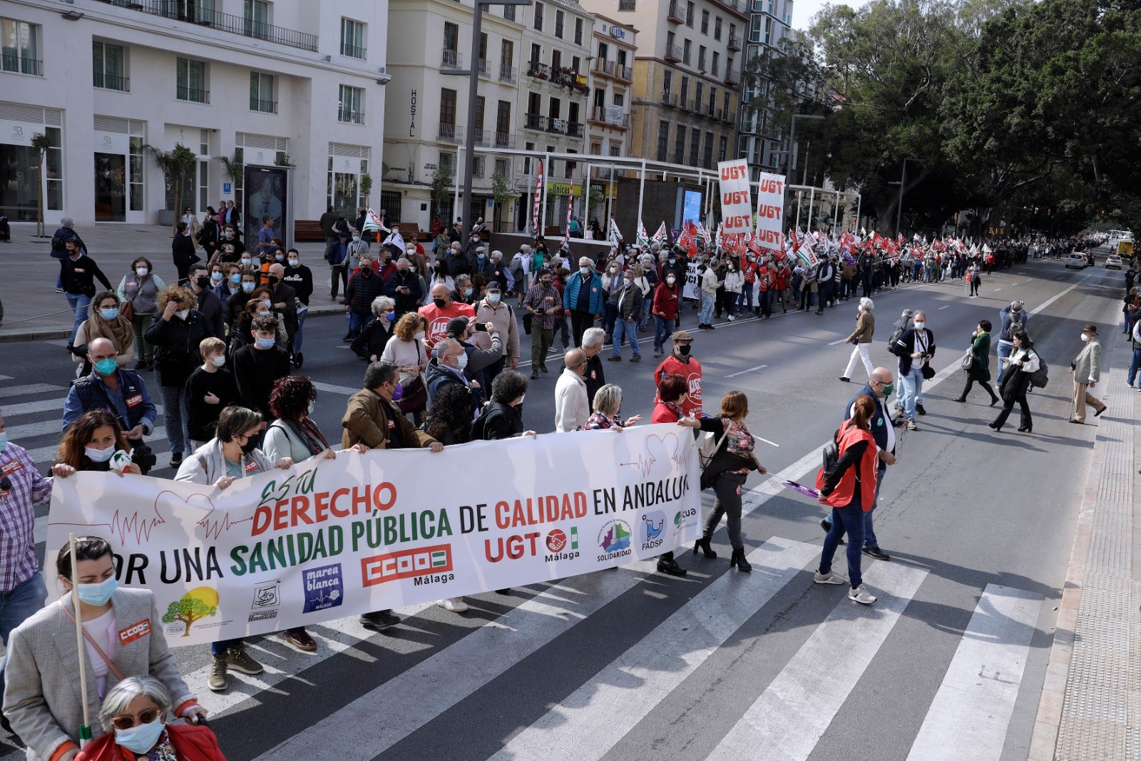 Una marcha recorre las calles del Centro con presencia de los sindicatos, colectivos y partidos políticos para denunciar la gestión sanitaria de la Junta 