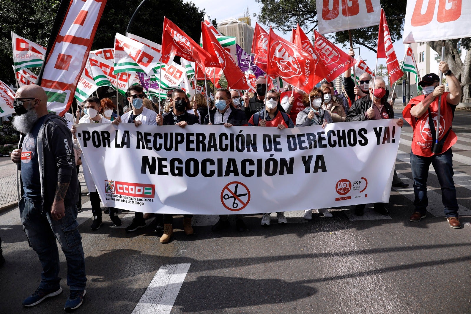 Una marcha recorre las calles del Centro con presencia de los sindicatos, colectivos y partidos políticos para denunciar la gestión sanitaria de la Junta 