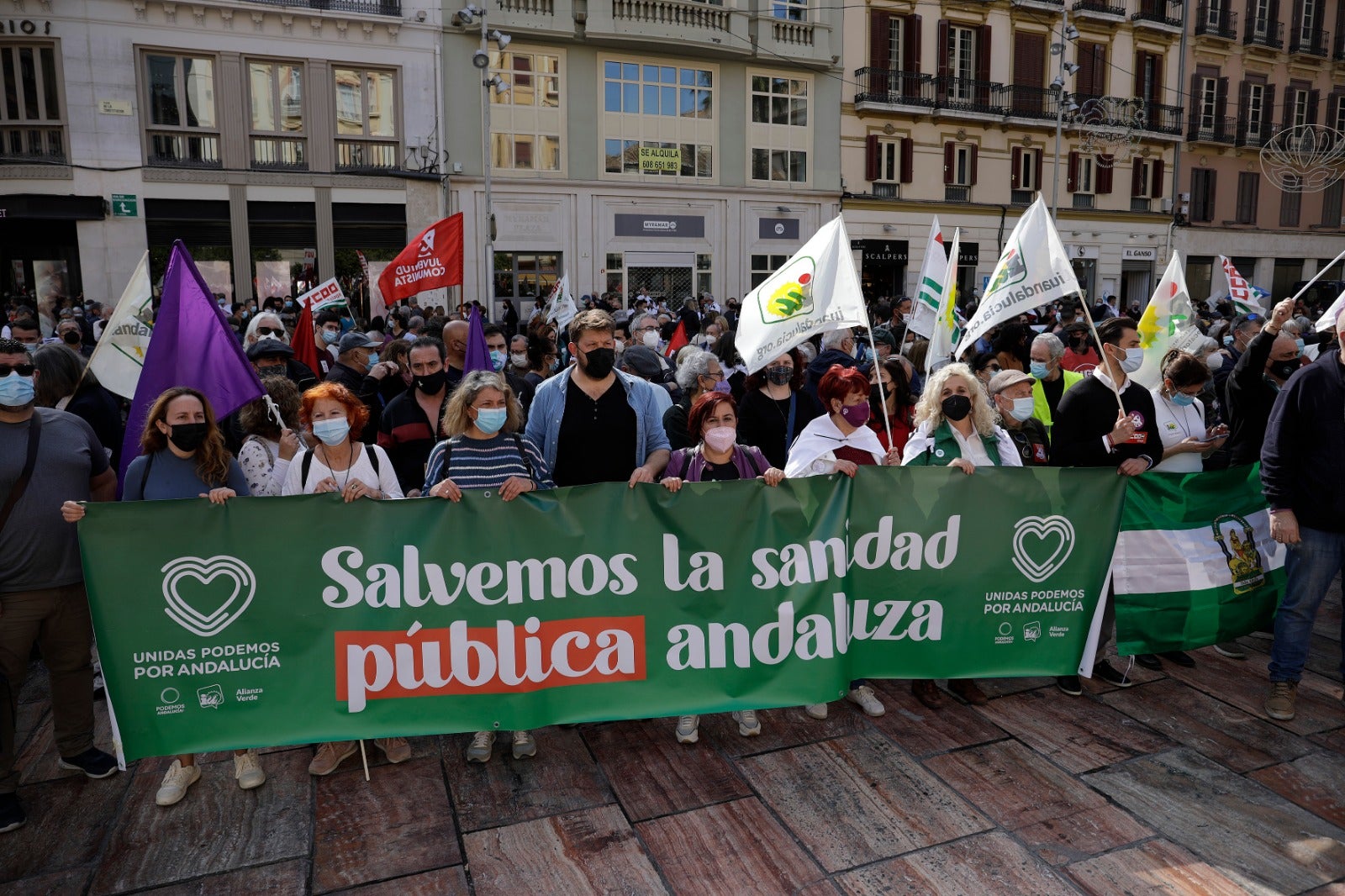 Una marcha recorre las calles del Centro con presencia de los sindicatos, colectivos y partidos políticos para denunciar la gestión sanitaria de la Junta 