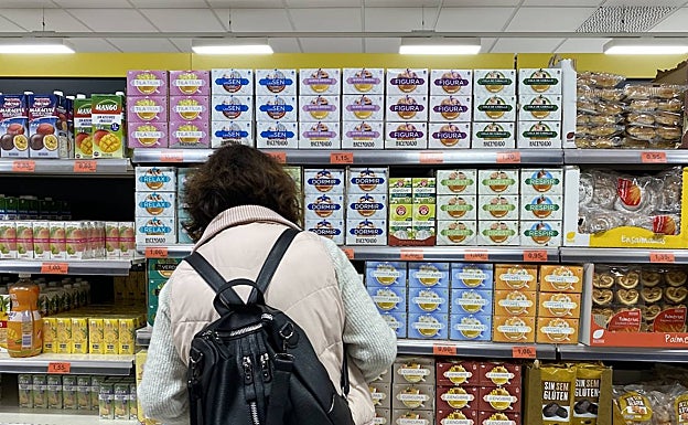 Imagen principal - En la primera imagen, una clienta frente a la nueva línea de infusiones. Las dos siguientes, Diego Luque muestra el salmón mejorado al lado del producto anterior.