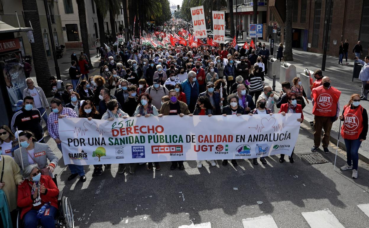 Cabecera de la marcha a su paso por la Alameda de Colón.