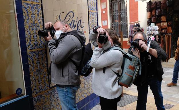 El grupo de Maribel, Juan Antonio y María de 'Nuevo Enfoque' de Mijas, tras recoger sus acreditaciones.