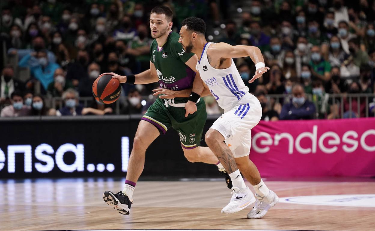 Matt Mooney, defendido por Williams-Goss en el duelo ante el Real Madrid de hace unos días. 