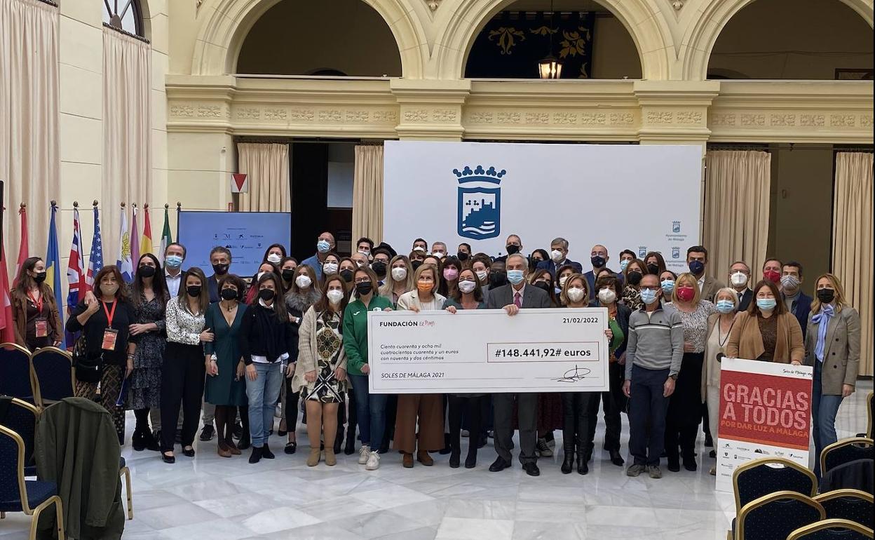 Foto de familia de entidades, responsables político y empresas colaboradoras.
