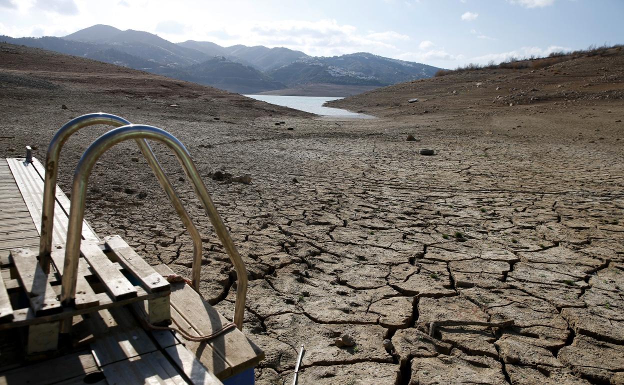 Aspecto del embalse de La Viñuela, que está al mínimo. 