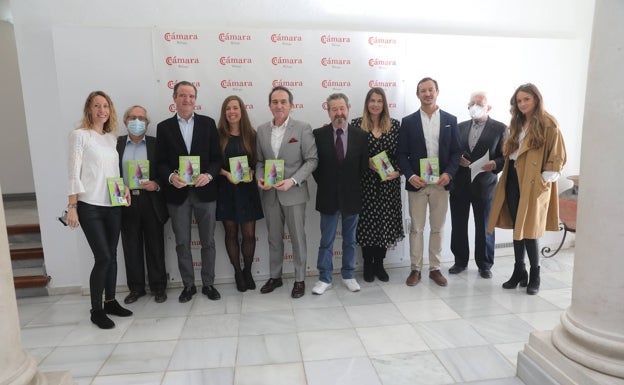 Imagen principal - En la primera imagen, Carmen Jiménez, José Luis Gálvez, Pablo Atencia, Clara Jiménez, Carlos Jiménez, Juan García, Rocío García, Adolfo Ferrer, Rafael Contreras y Martha de la Rosa. En la siguiente, Isabel Sánchez, Clara Jiménez y Pablo Atencia, durante la presentación de 'Menudo Tinglao'. En la última, José Luis Gálvez y Clara Jiménez Agredano.