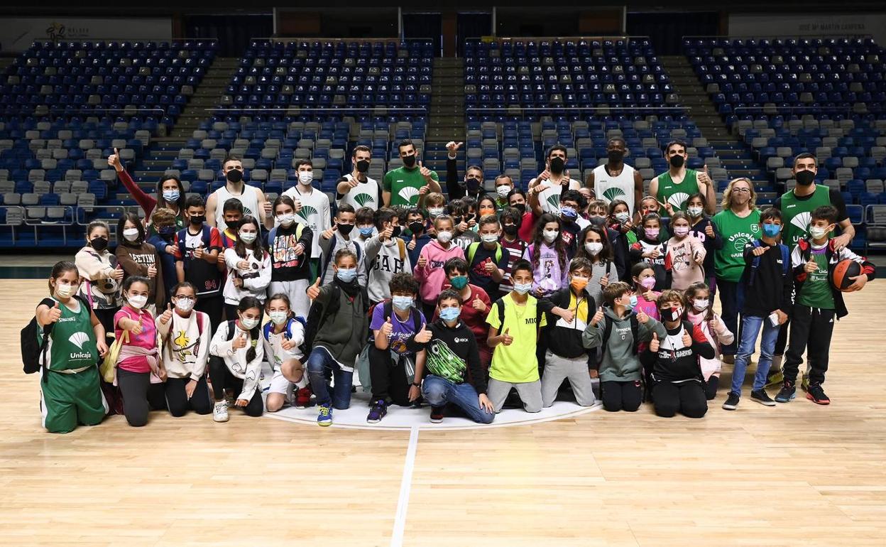 Los niños del Colegio Algazara visitaron el Carpena y compartieron unos minutos con la plantilla del Unicaja. 
