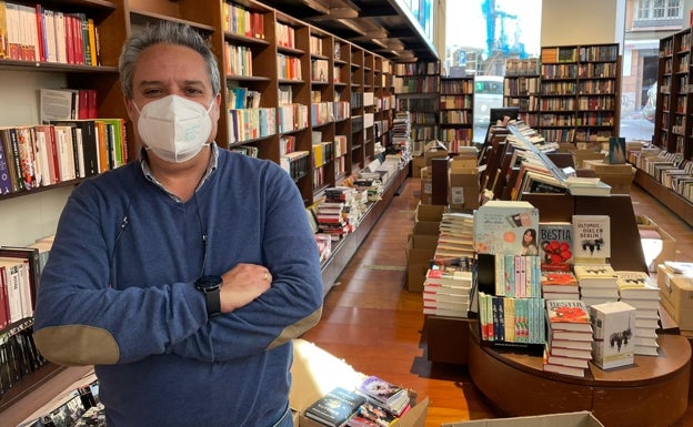 Jesús Otaola, en la planta baja de Proteo, que ya luce la imagen que conocemos de la librería. 