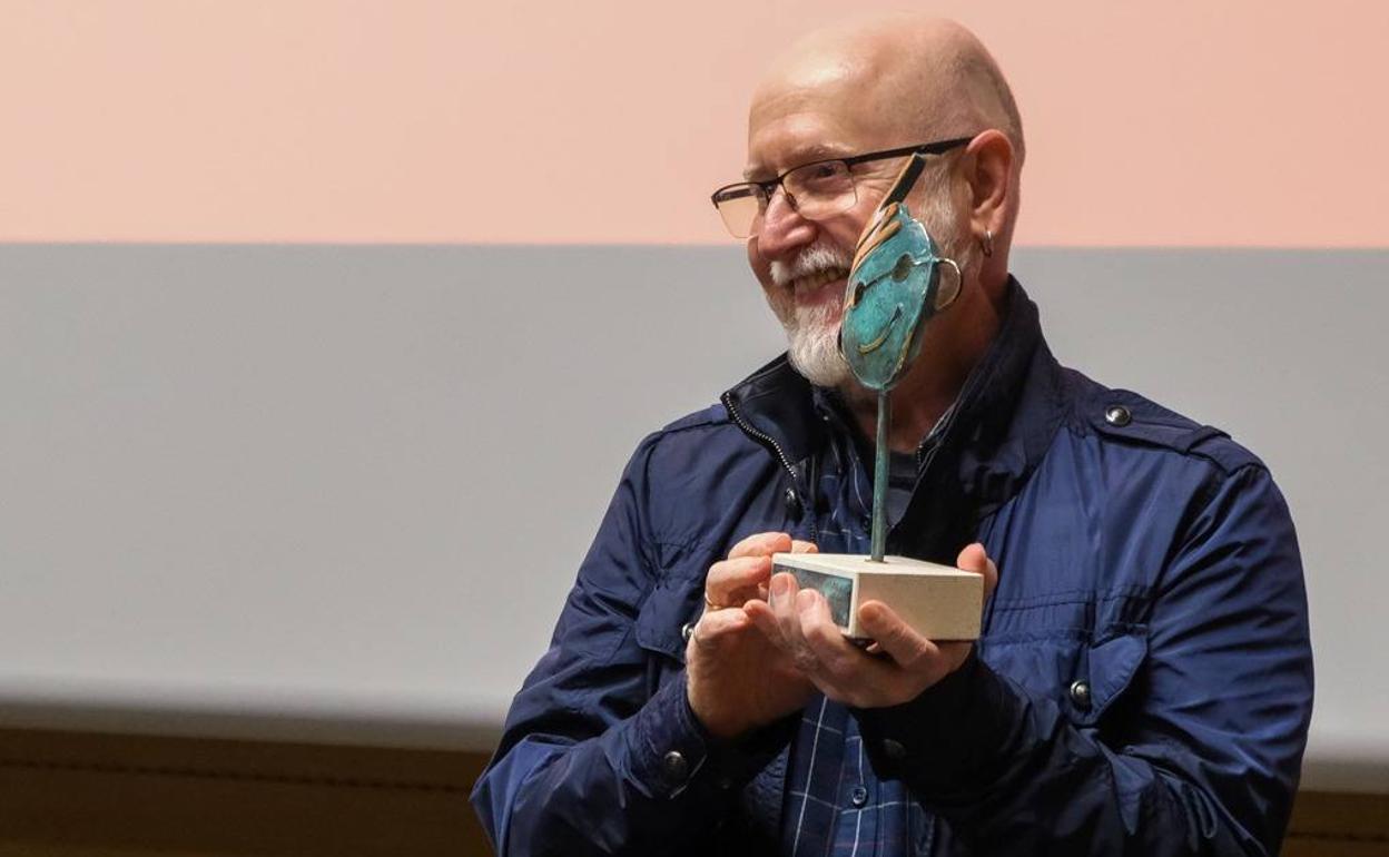 Ángel Calvente, con el premio ASSITEJ España de las artes escénicas para la infancia y la juventud.