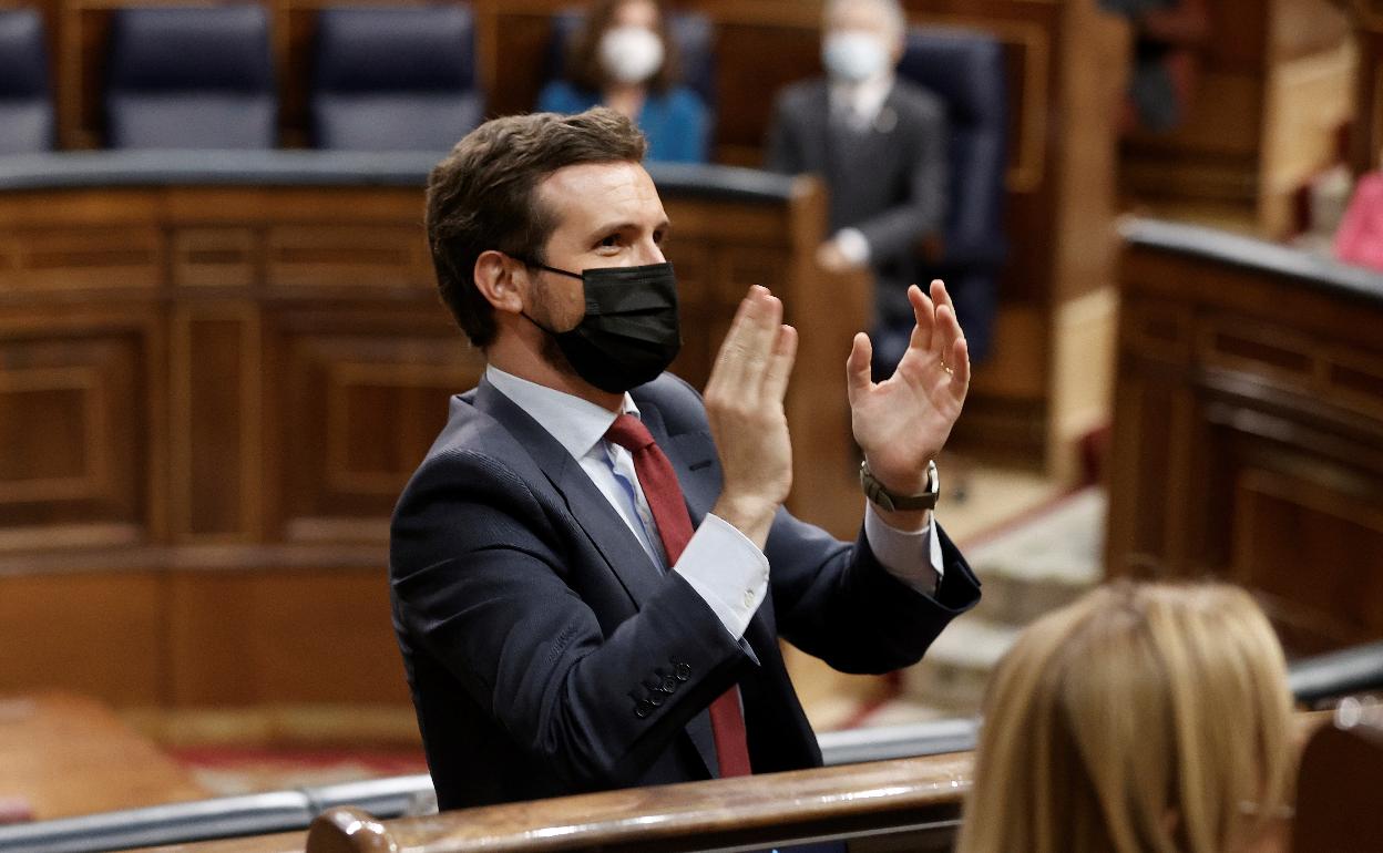 El líder del PP, Pablo Casado, aplaude en el Congreso. 