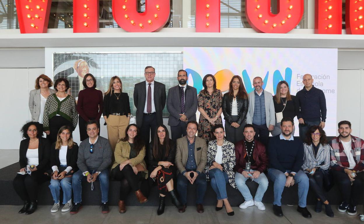 Foto de familia de los asistentes al II Encuentro de Empresarios en Cervezas Victoria.