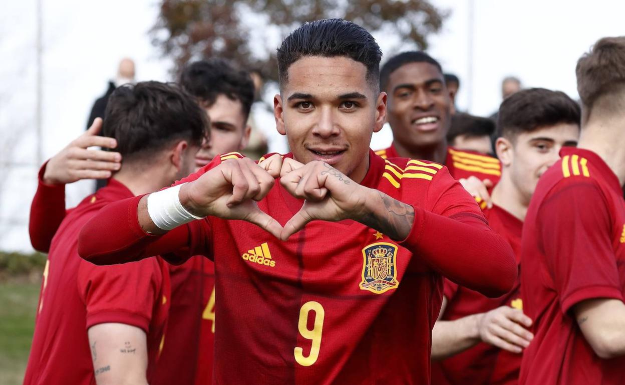 El delantero del Málaga, Loren Zúñiga, celebra su gol con la selección española sub-19.