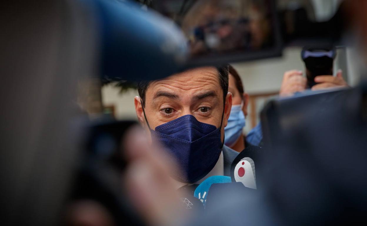 El presidente de la Junta atiende a los periodistas a su llegada al Parlamento.