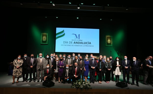 Foto de familia de parte de los asistentes con los galardonados y las autoridades.