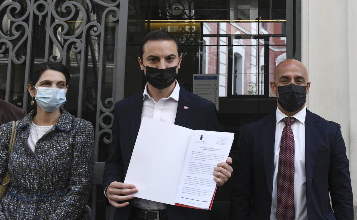 El portavoz del PSOE en la Asamblea de Madrid, Juan Lobato (c), junto con otras representantes del partido entregan a la Fiscalía anticorrupción datos sobre cuatro nuevos contratos de la Comunidad de Madrid. .