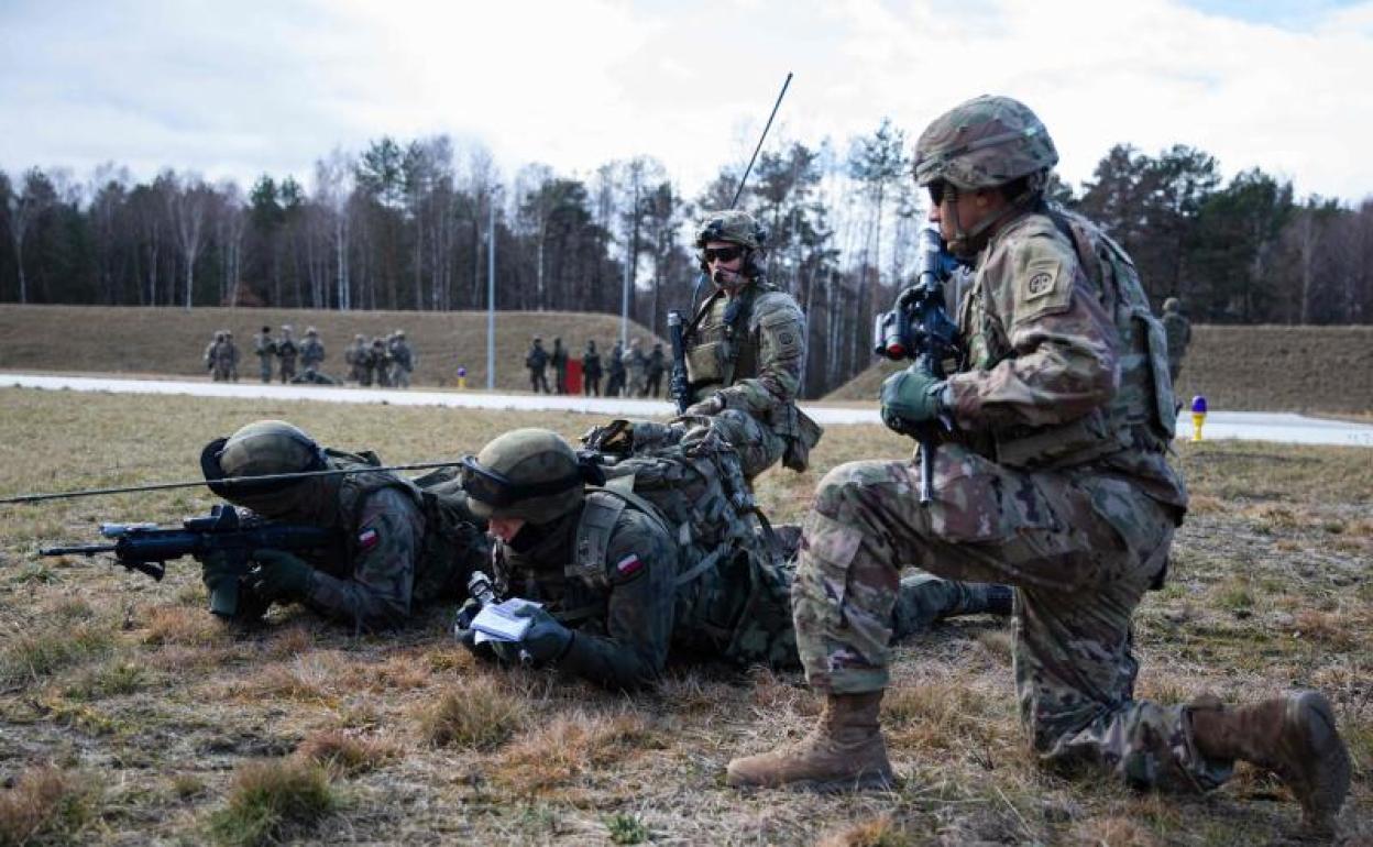 Miembros de la 82 División Aerotransportada del Ejército estadounidense realizan maniobras en Polonia.