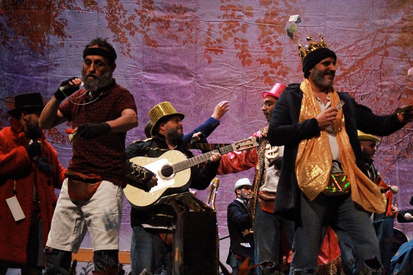 Ambiente de gran noche en la final del Carnaval en el Teatro Cervantes 