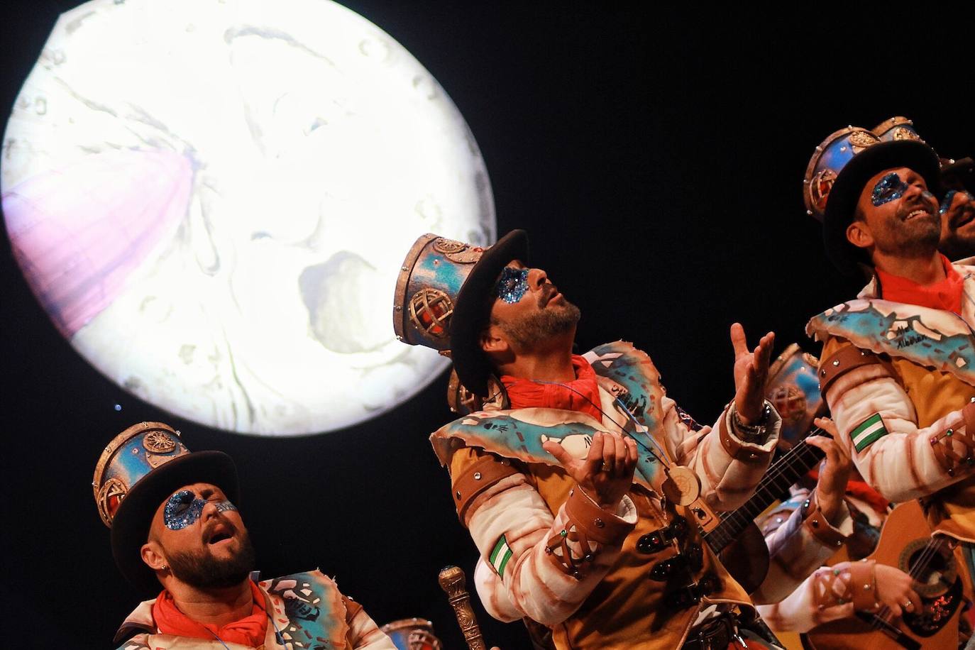 Ambiente de gran noche en la final del Carnaval en el Teatro Cervantes 