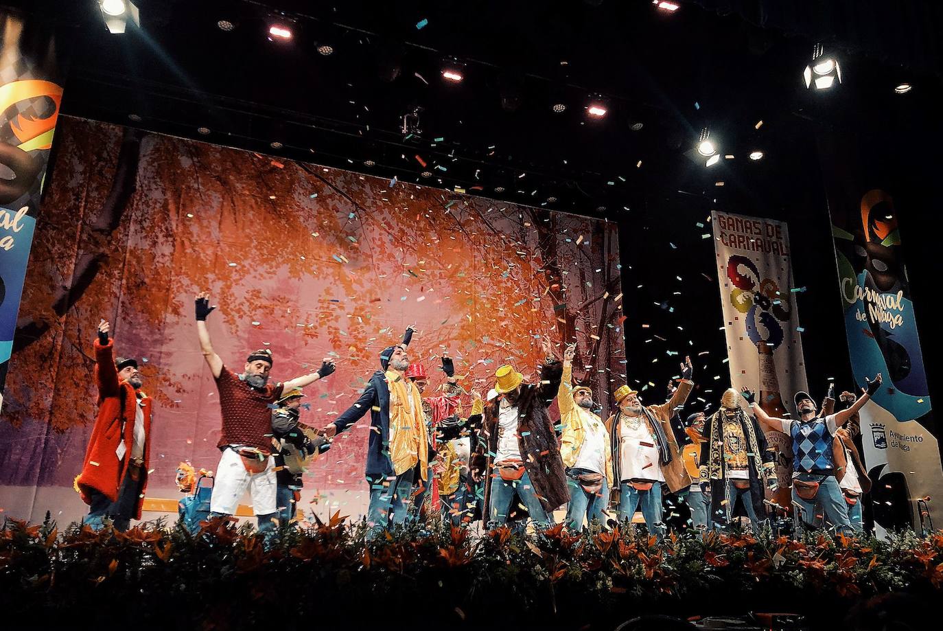 Ambiente de gran noche en la final del Carnaval en el Teatro Cervantes 