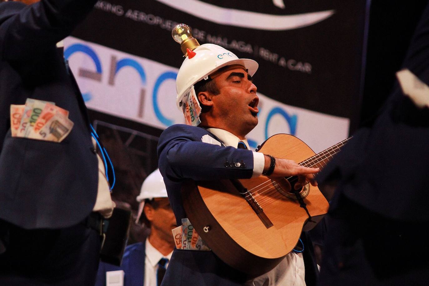 Ambiente de gran noche en la final del Carnaval en el Teatro Cervantes 