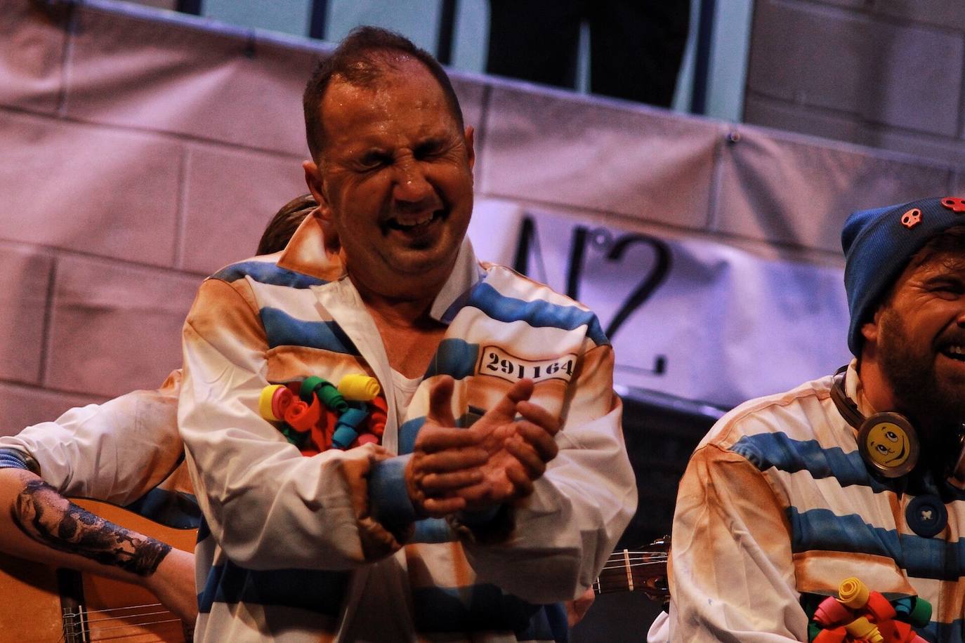 Ambiente de gran noche en la final del Carnaval en el Teatro Cervantes 