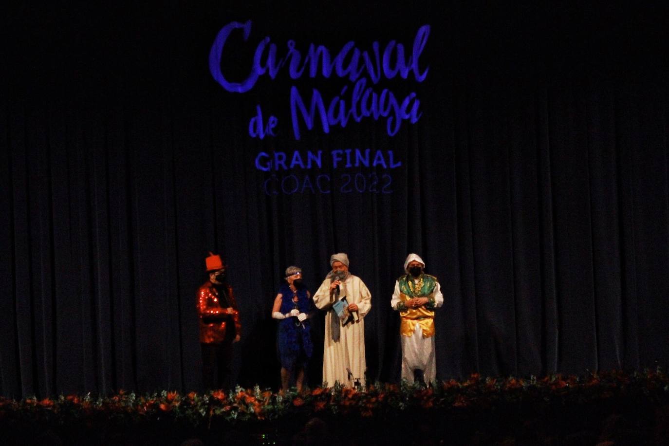 Ambiente de gran noche en la final del Carnaval en el Teatro Cervantes 