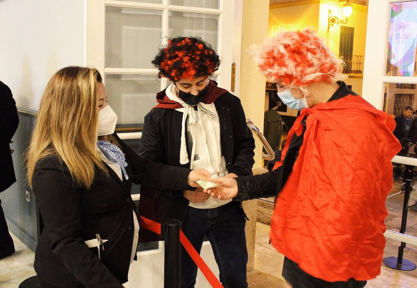 Ambiente de gran noche en la final del Carnaval en el Teatro Cervantes 