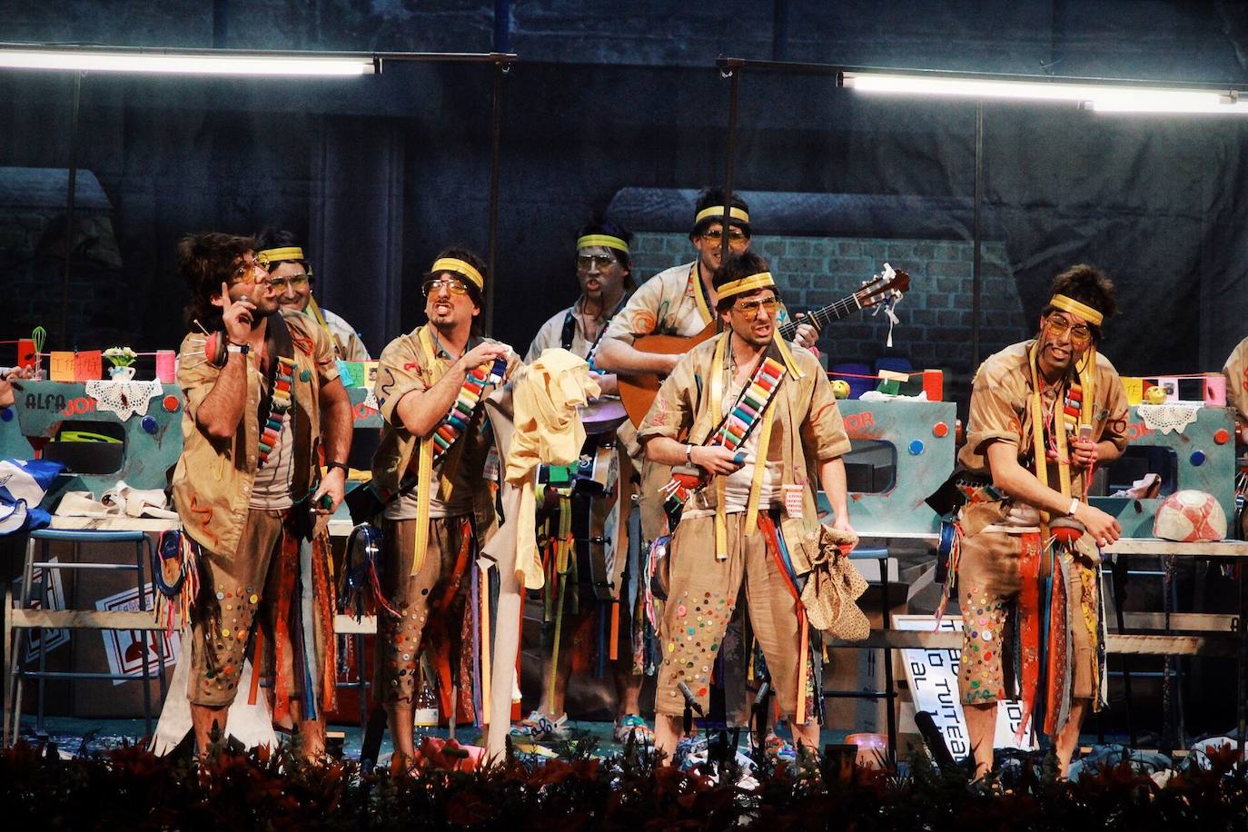 Ambiente de gran noche en la final del Carnaval en el Teatro Cervantes 