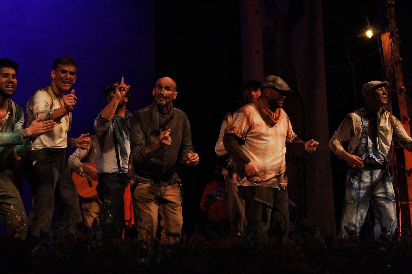 Ambiente de gran noche en la final del Carnaval en el Teatro Cervantes 