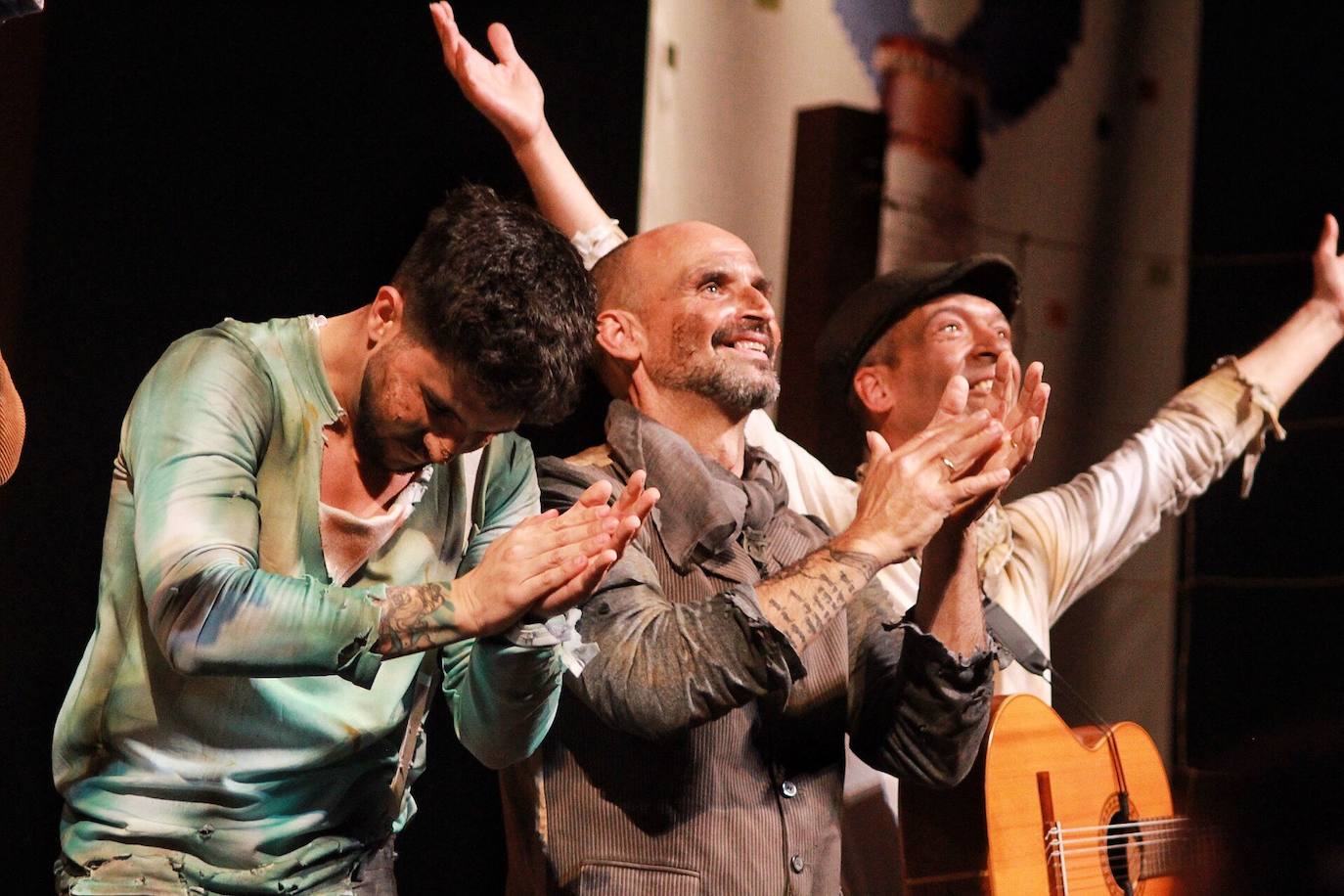 Ambiente de gran noche en la final del Carnaval en el Teatro Cervantes 