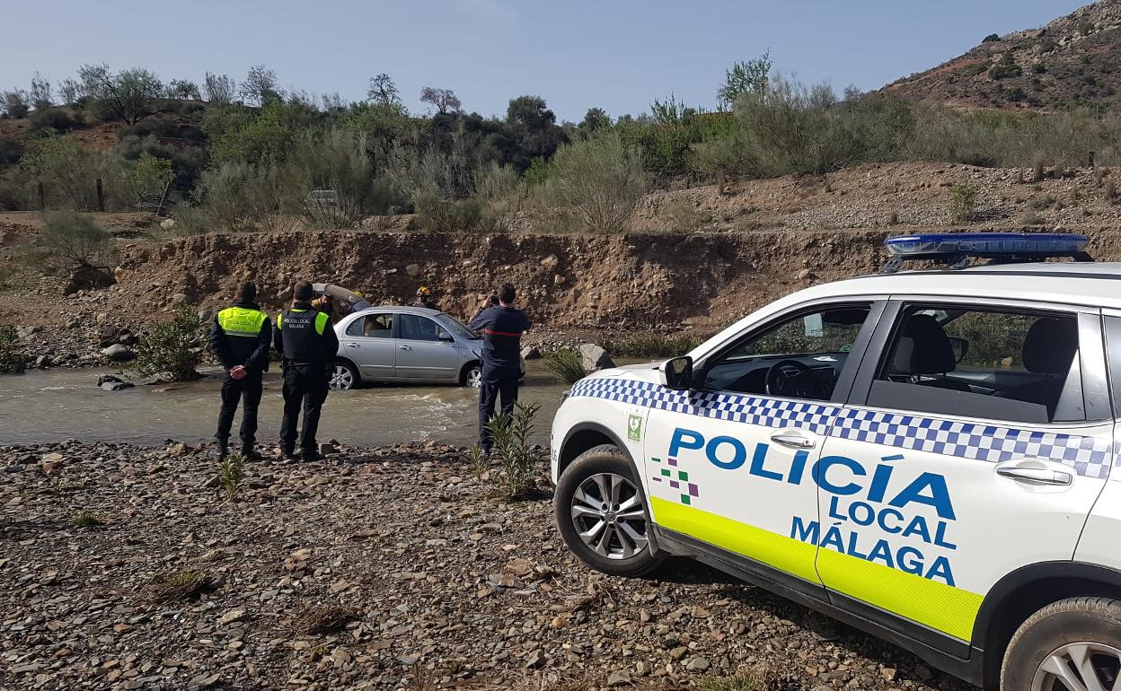 Efectivos de emergencias durante la intervención. 