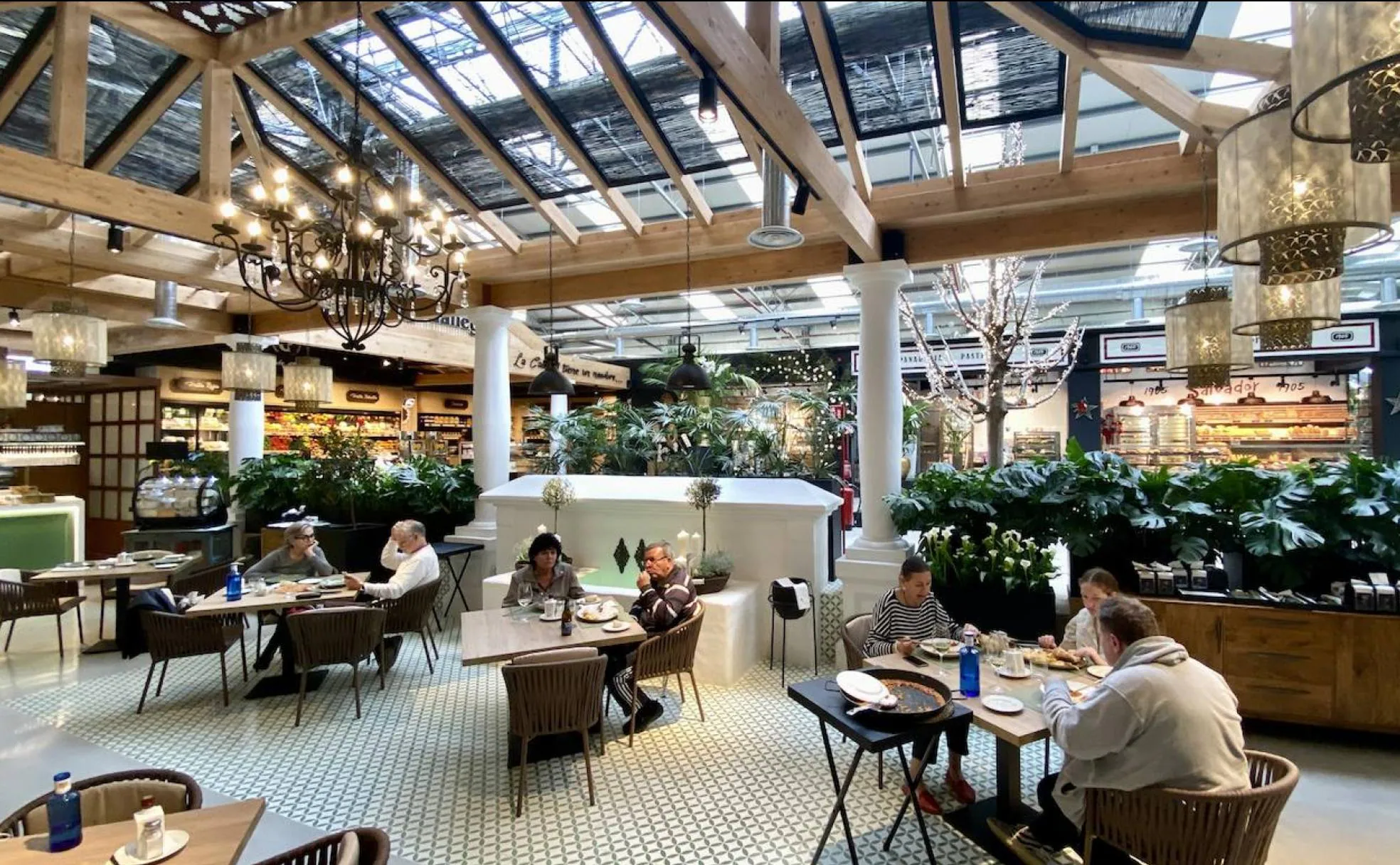 La Flor: el novedoso restaurante que se encuentra dentro del gran jardín de  Viveros Guzmán en Alhaurín de la Torre | Diario Sur