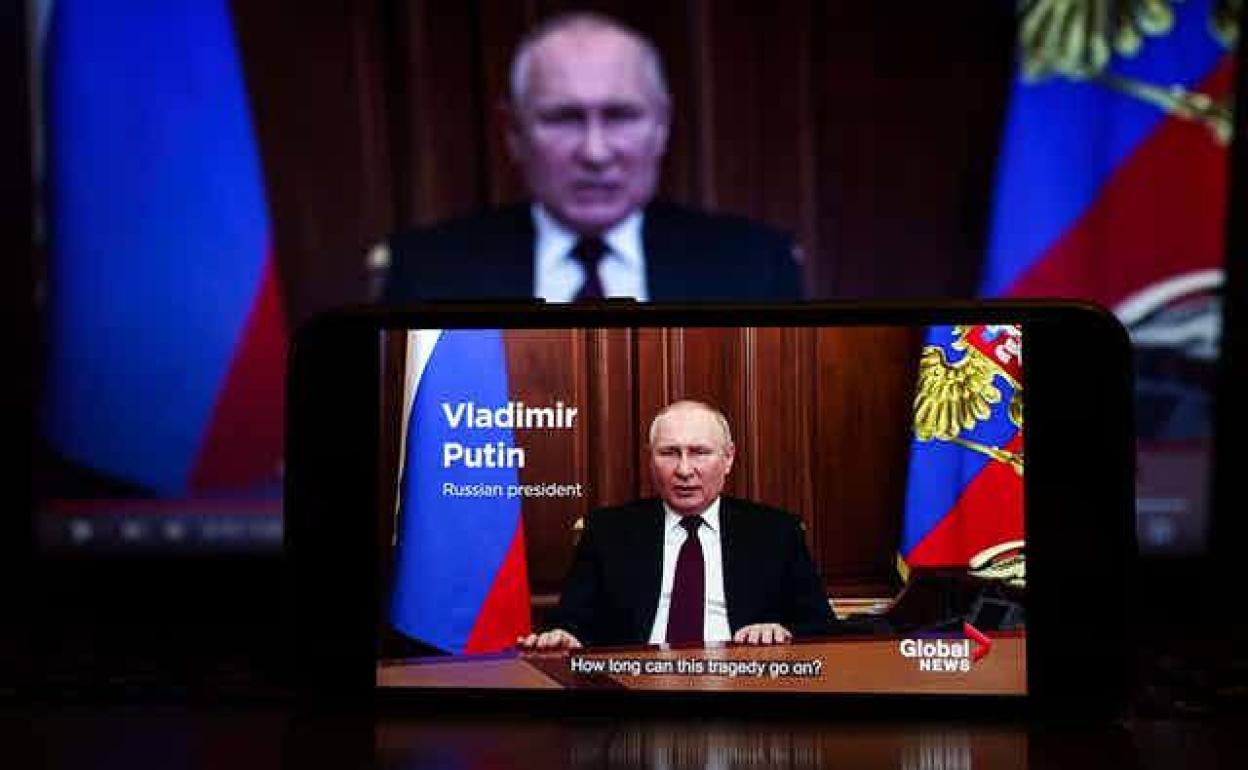 Un teléfono móvil muestra a Vladimir Putin durante su discurso del 22 de febrero de 2022.