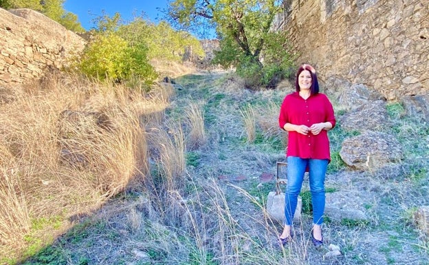 Noelia Losada, en el camino de la Coracha terrestre desde la Alcazaba hasta Gibralfaro. Al fondo, el muro de los franceses, que se salvará con una escalera reversible de madera.