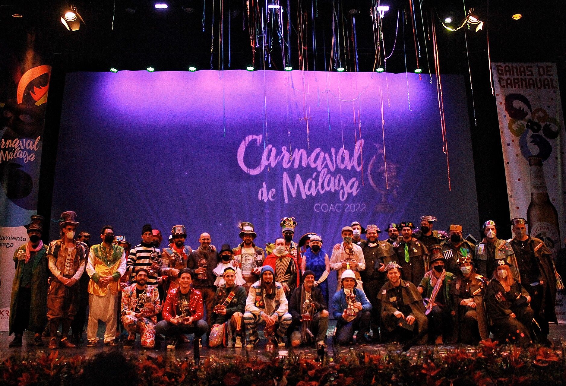 Ambiente de gran noche en la final del Carnaval en el Teatro Cervantes 