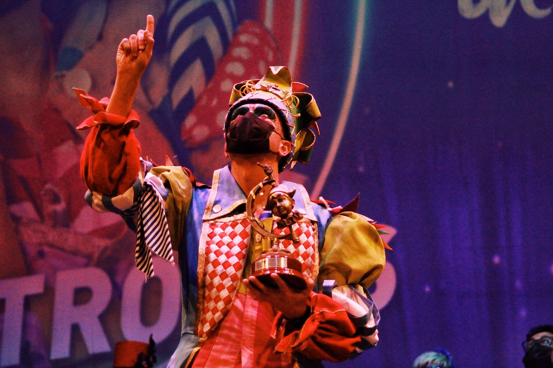 Ambiente de gran noche en la final del Carnaval en el Teatro Cervantes 