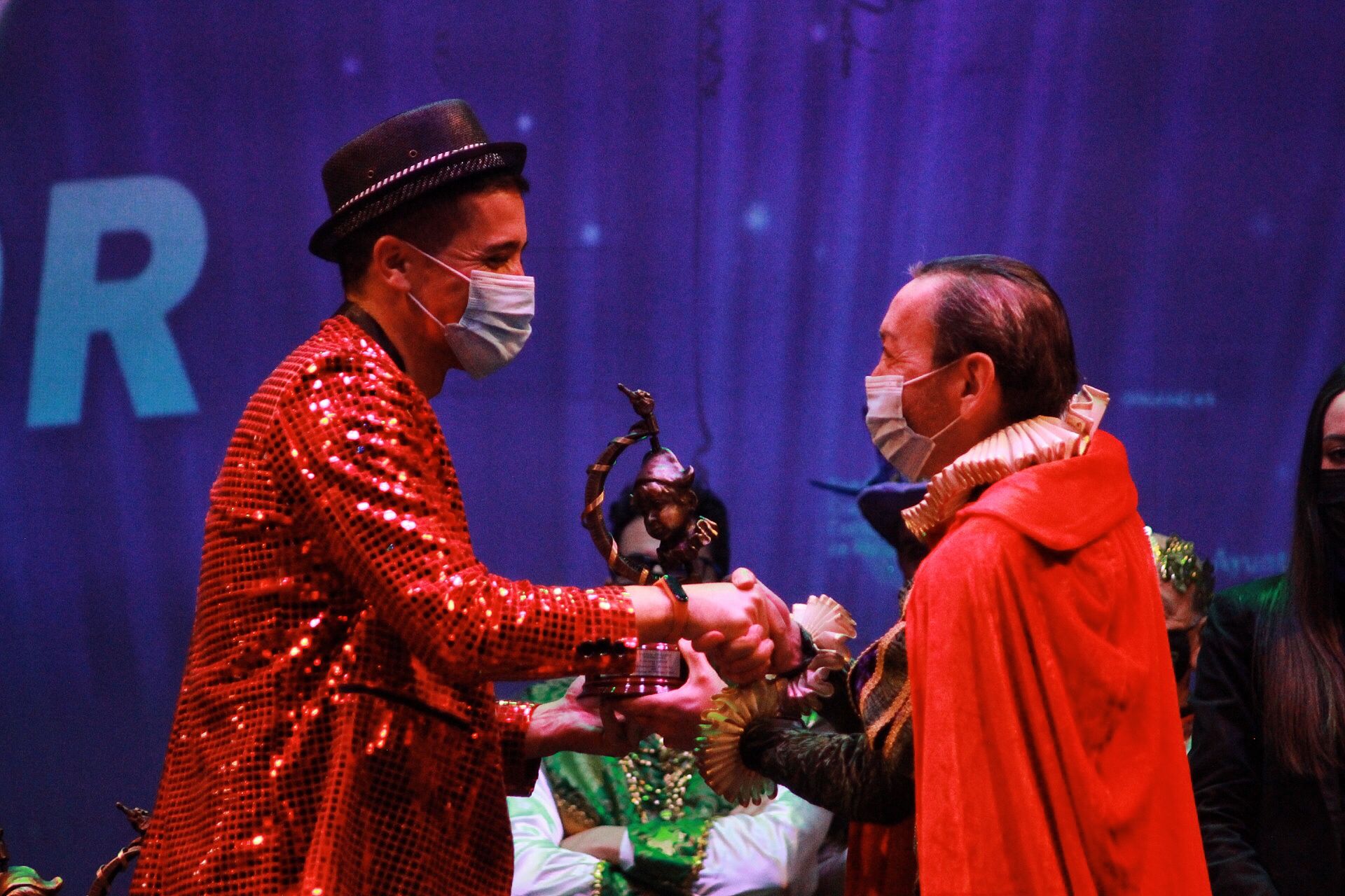 Ambiente de gran noche en la final del Carnaval en el Teatro Cervantes 