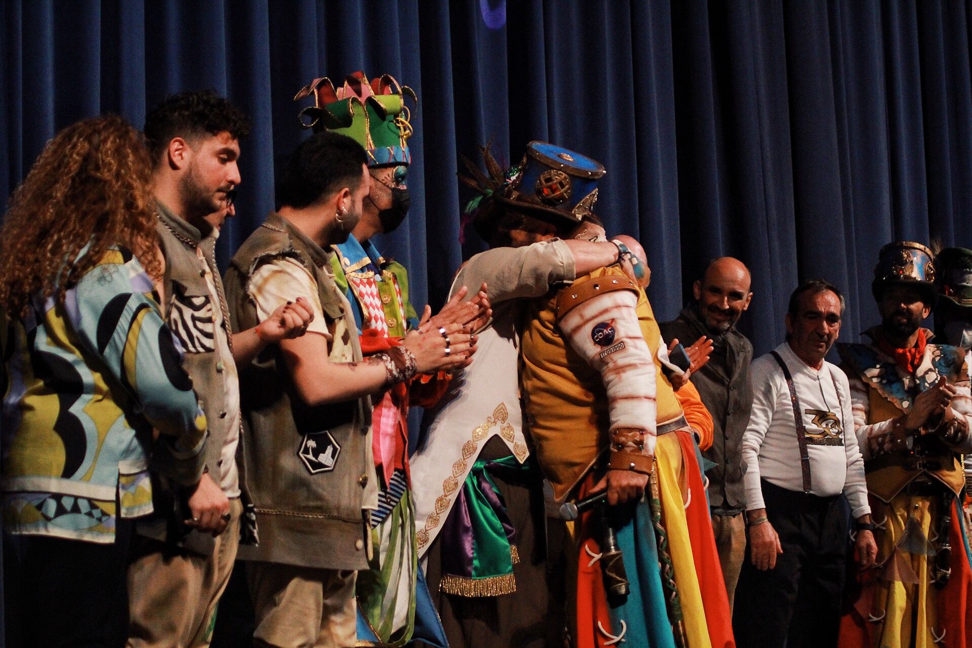 Ambiente de gran noche en la final del Carnaval en el Teatro Cervantes 