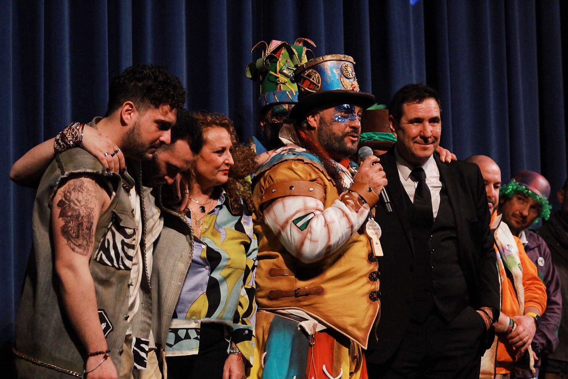 Ambiente de gran noche en la final del Carnaval en el Teatro Cervantes 