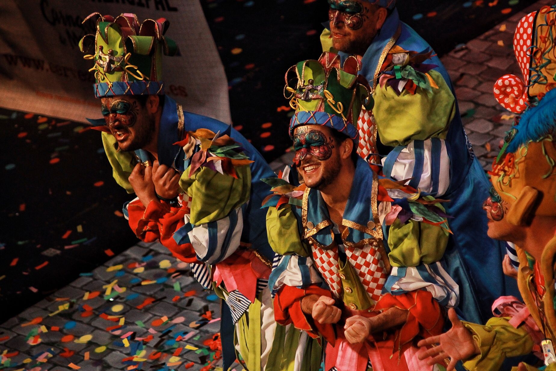 Ambiente de gran noche en la final del Carnaval en el Teatro Cervantes. Comparsa de la Peña Er Dito 