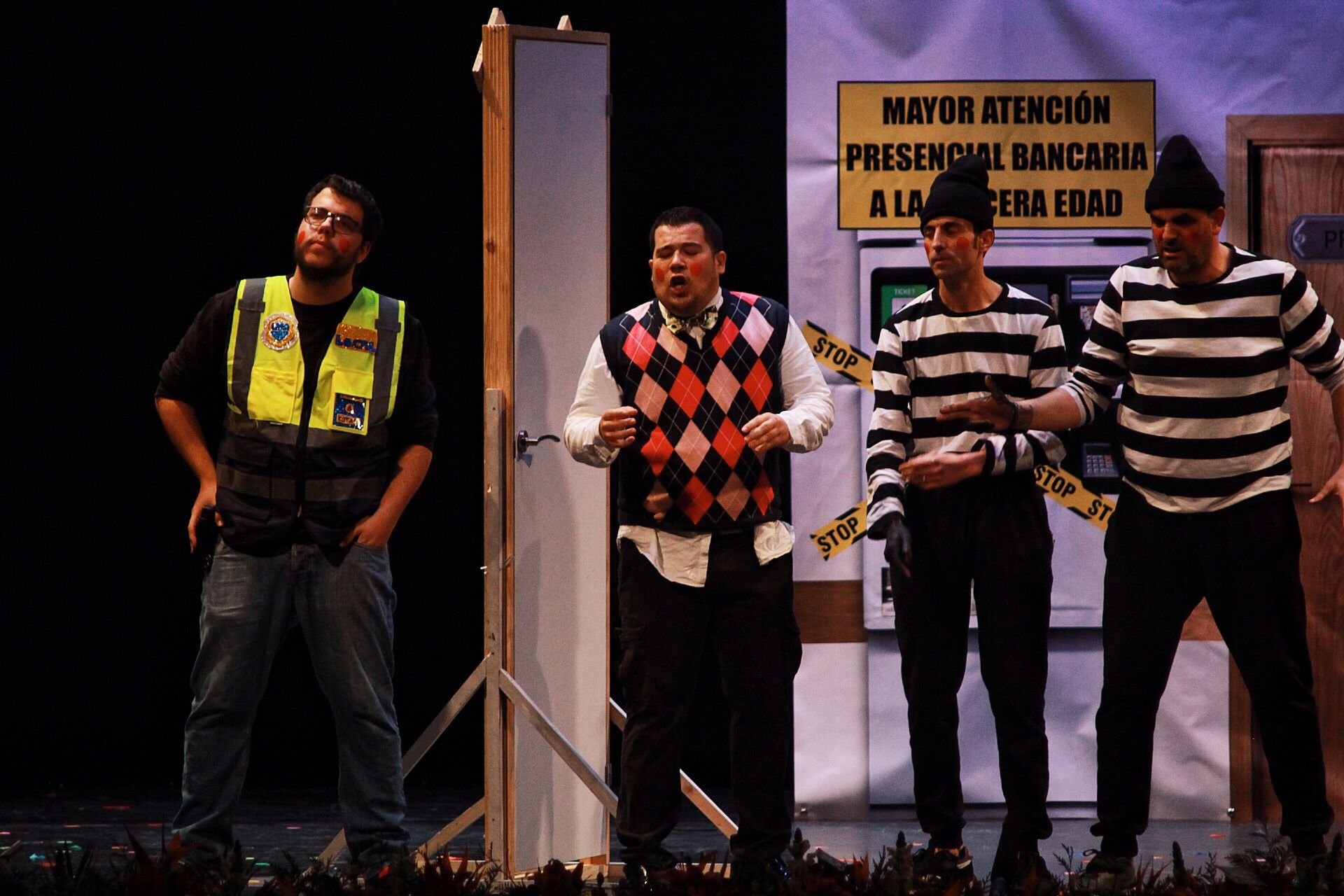 Ambiente de gran noche en la final del Carnaval en el Teatro Cervantes. Cuarteto 'La Banda Fongirola' 