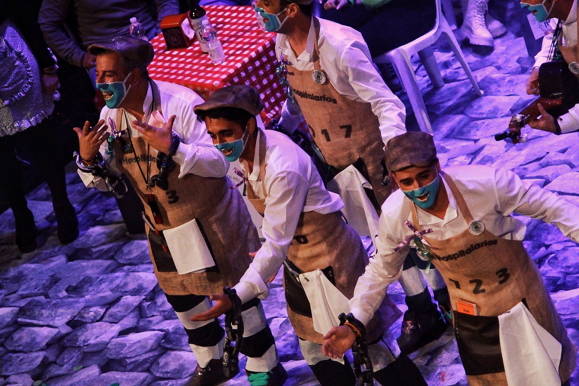 Ambiente de gran noche en la final del Carnaval en el Teatro Cervantes 