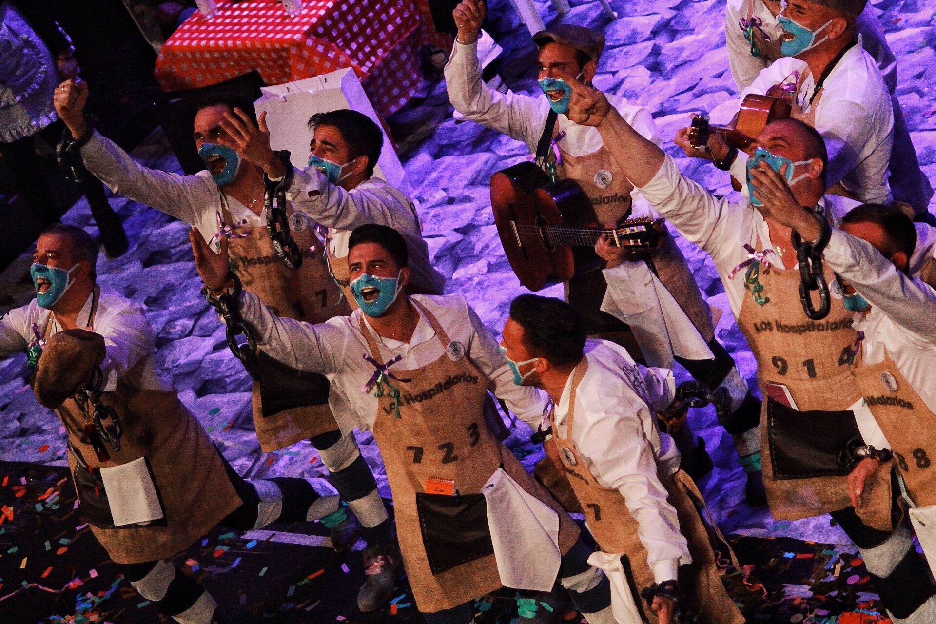 Ambiente de gran noche en la final del Carnaval en el Teatro Cervantes 