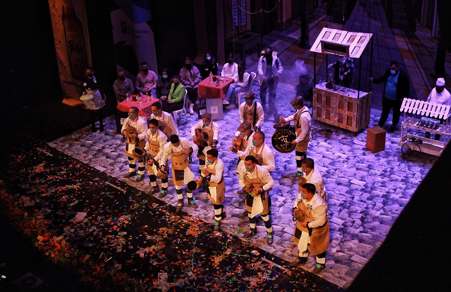 Ambiente de gran noche en la final del Carnaval en el Teatro Cervantes 