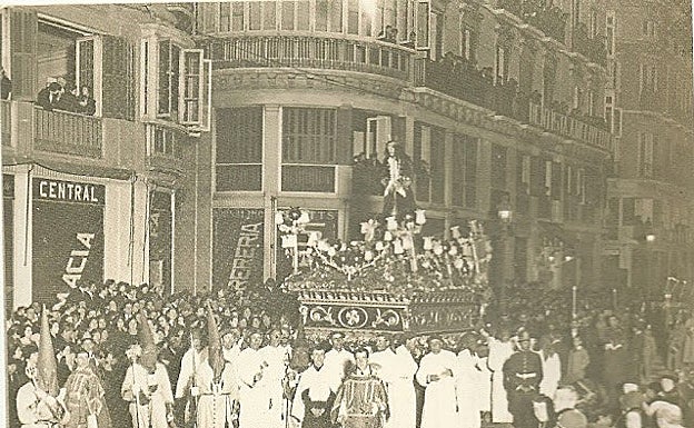 El primitivo Señor del Rescate en 1924, a su paso por la calle Larios. 