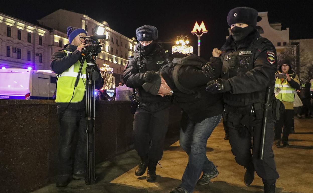 Policías rusos intervienen en una manifestación en contra de la guerra. 