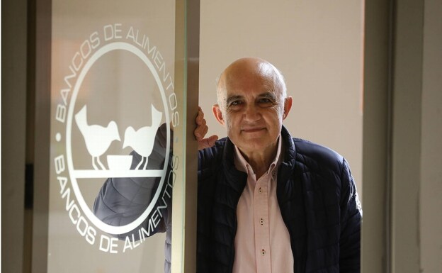 Diego Vázquez, presidente de Bancosol, a las puertas de su oficina