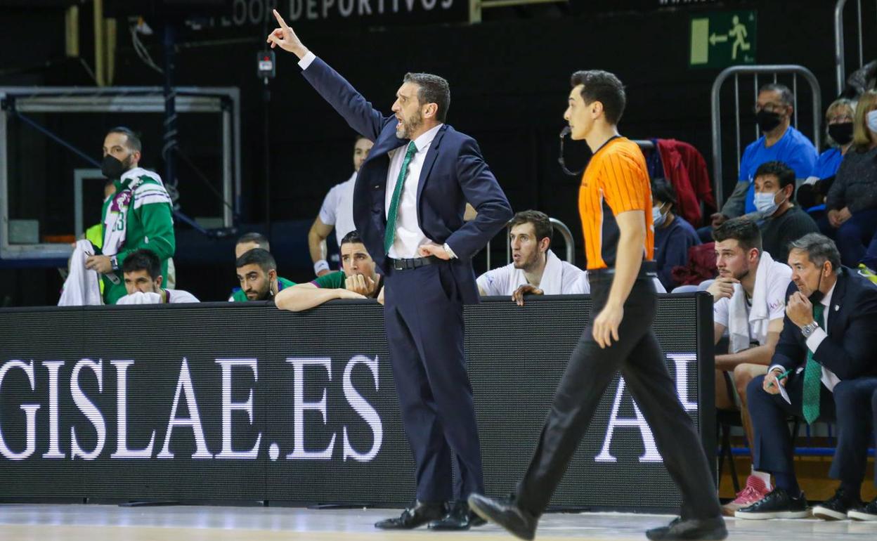 Navarro da instrucciones en el encuentro ante el Fuenlabrada. 