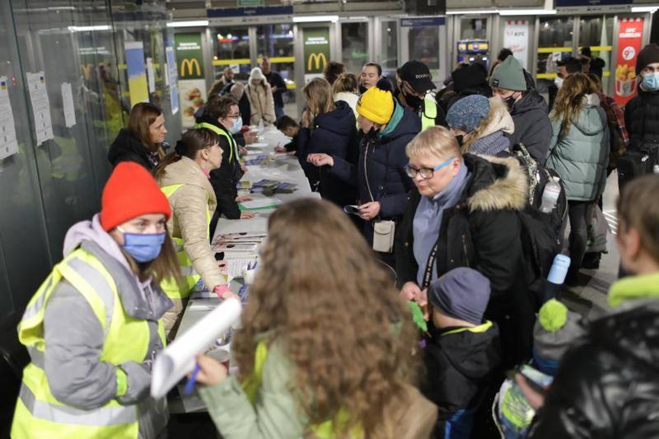 Refugiados ucranianos que han llegado a polonia reciben ayuda.