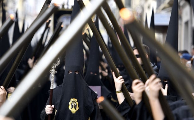 Nazarenos de la Seráfica Hermandad de la Santa Cruz. 